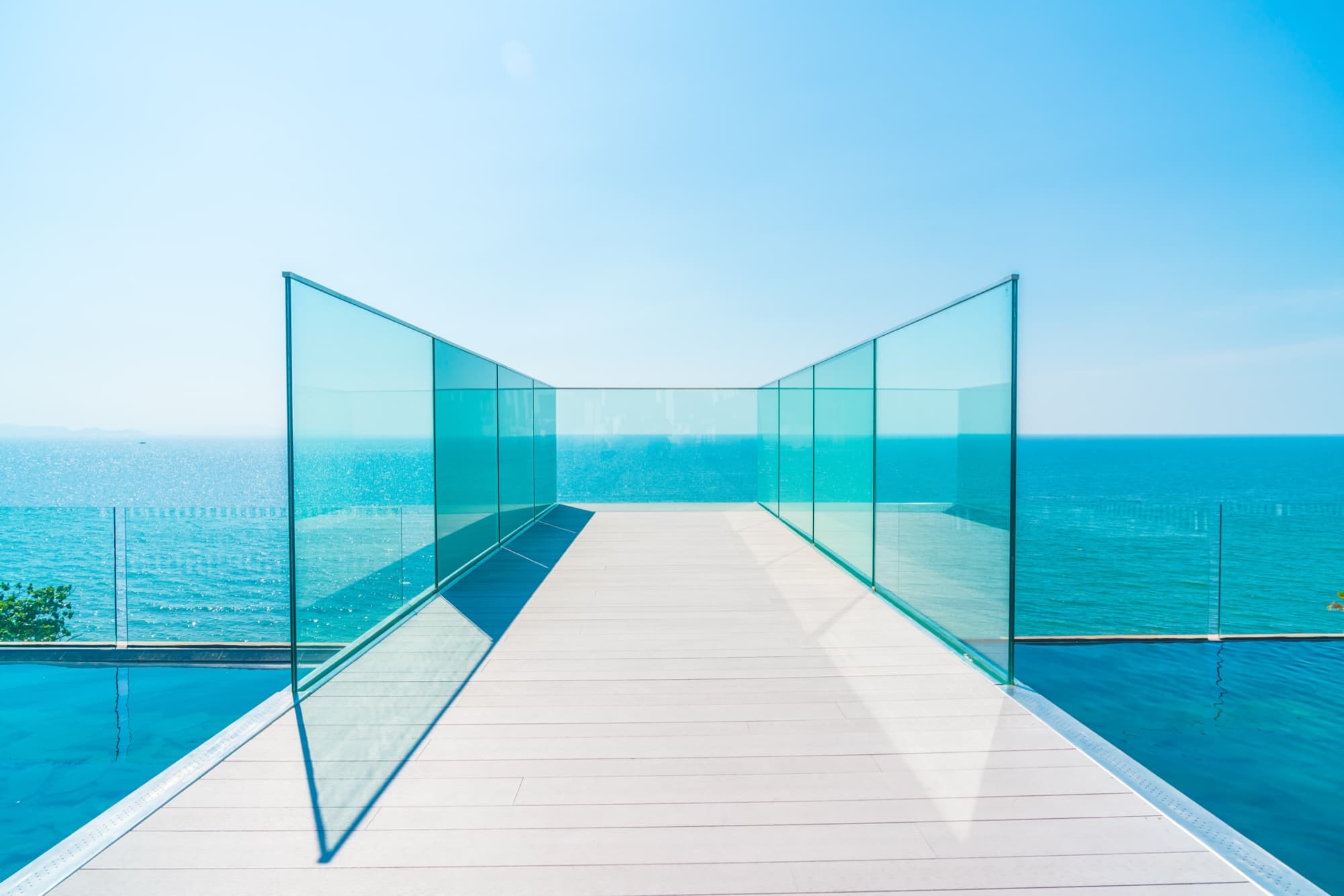 Outdoor aluminium pergola shading a modern patio against a clear sky.